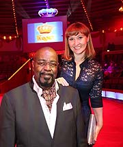 Schauspielerin Gabrielle Odins, Regisseur und Schauspieler Calvin C. Burke bei der Premiere des 2. Winterprogrammes 2018 des Circus Krone (©Foto. Martin Schmitz)